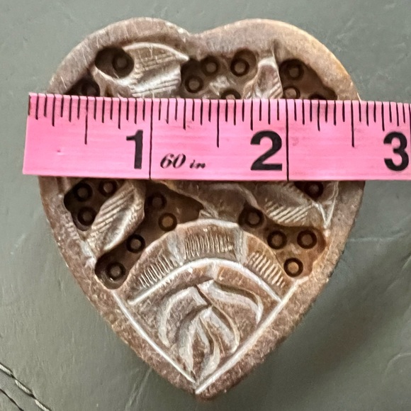 Vintage SOAPSTONE Hand-carved ROSE DESIGN Motif BEAUTIFUL Stone TRINKET BOX - Picture 4 of 14